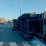 У Києві на Кільцевій дорозі перевернулась вантажівка: рух ускладнений