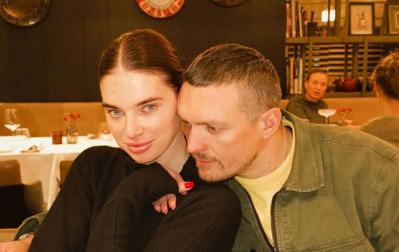 Дружина Усика зачарувала новими родинними фото з боксером та молодшою донькою