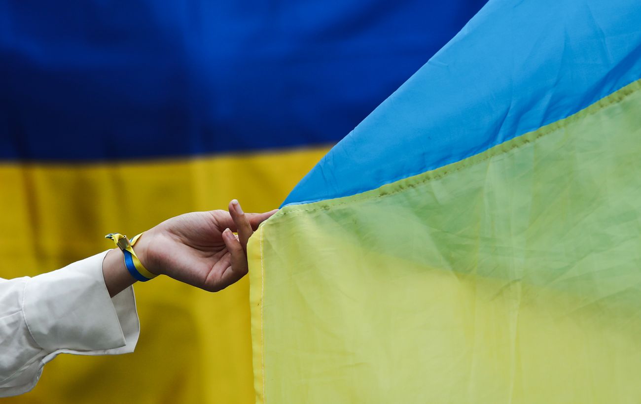 Синьо-жовтий чи навпаки: звідки взялася теорія про перевернутий прапор